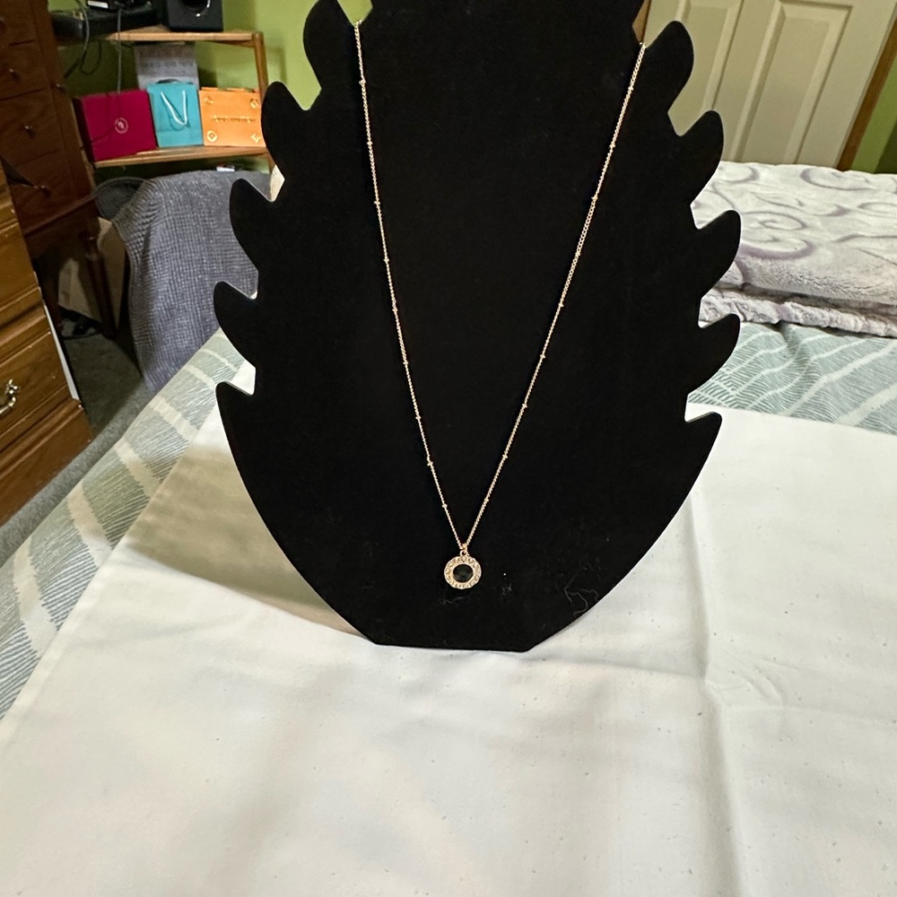 Elegant Gold Necklace with Pendant